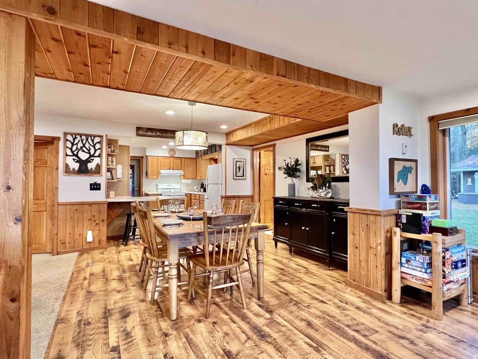 A bright and cheery cabin for a memorable lake vacation