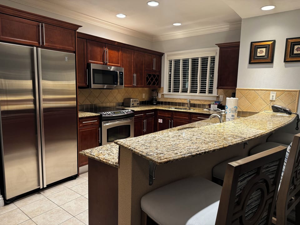 Kitchen with Breakfast Bar