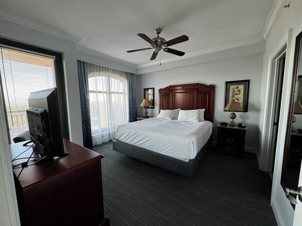 Master Bedroom (King Bed)