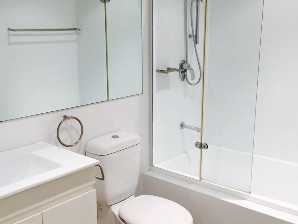 Master Bathroom - Ideal for guests staying in bedroom 3