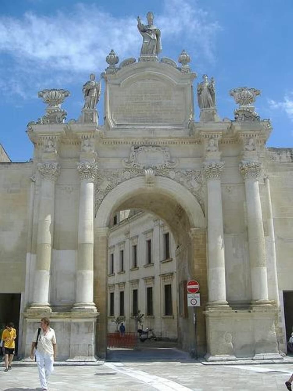 Porta Rudiae (200m)