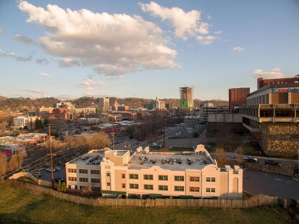 The condo is convenient to the convention center, downtown locations, and I-240