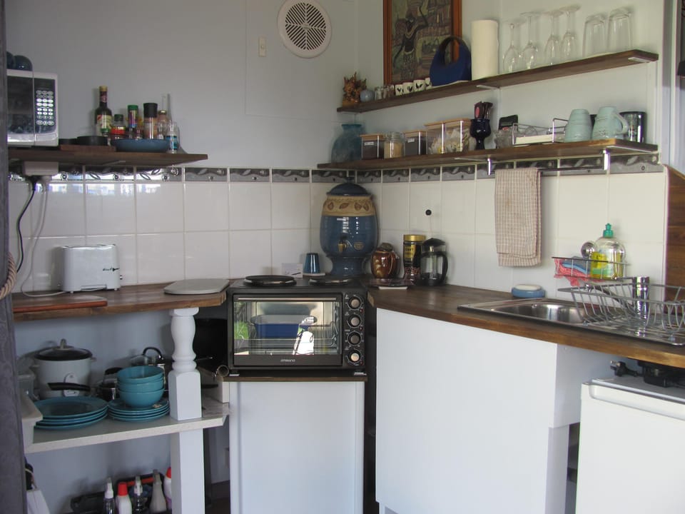 Small but functional equipped kitchenette. 