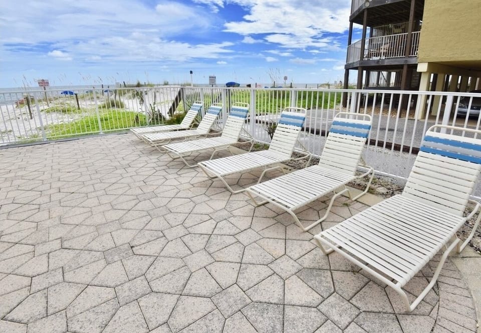 More outdoor loungers