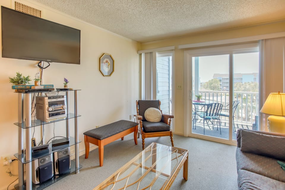 Living Room | Sleeper Sofa | Free WiFi | Flat-Screen TV w/ Cable