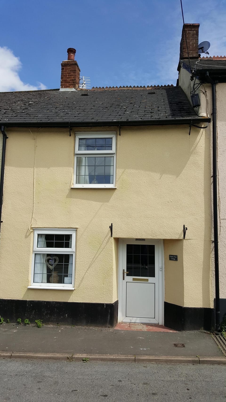 Cherry Tree Cottage enjoys a friendly shop & village bar/restauarant 