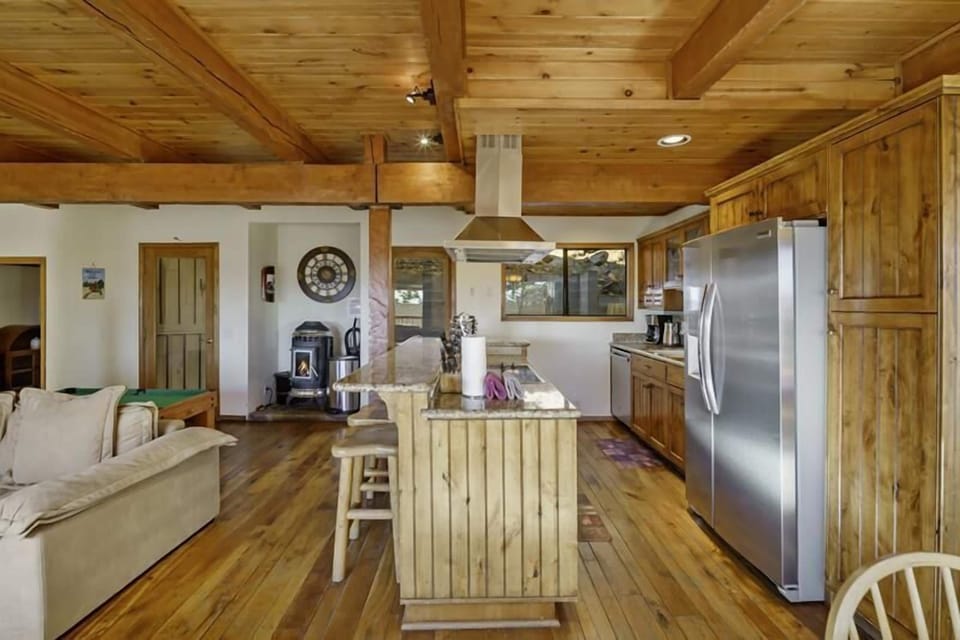 Updated appliances and great island for serving