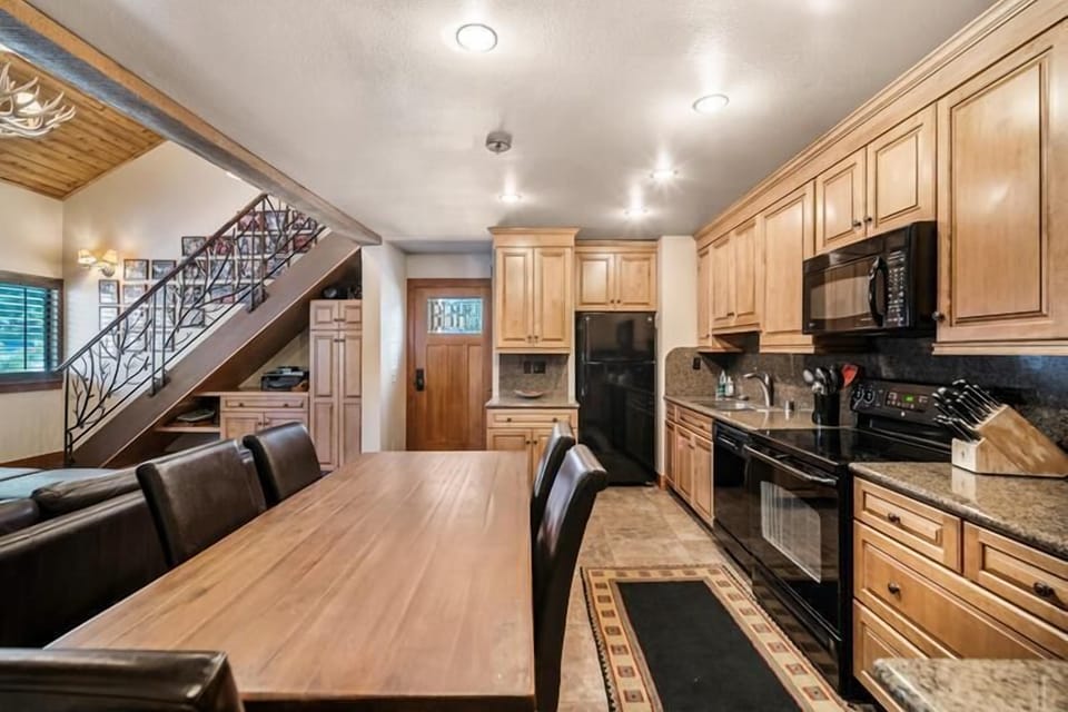 Easy serving to dining table from this open space