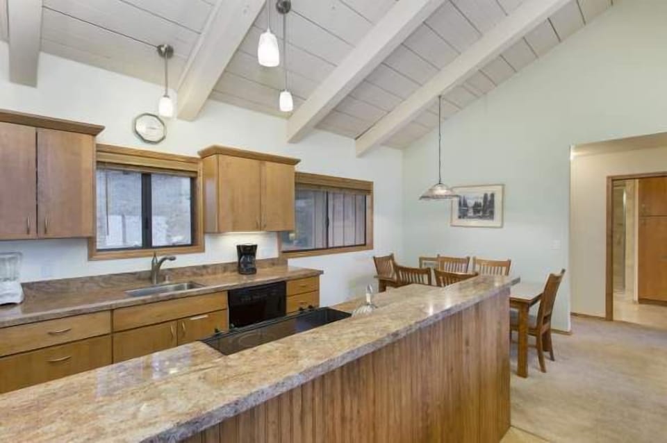 Open fully equipped kitchen, has all you need.