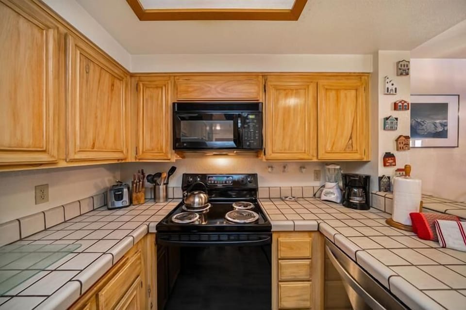 Fully equipped kitchen, all you need for eating in