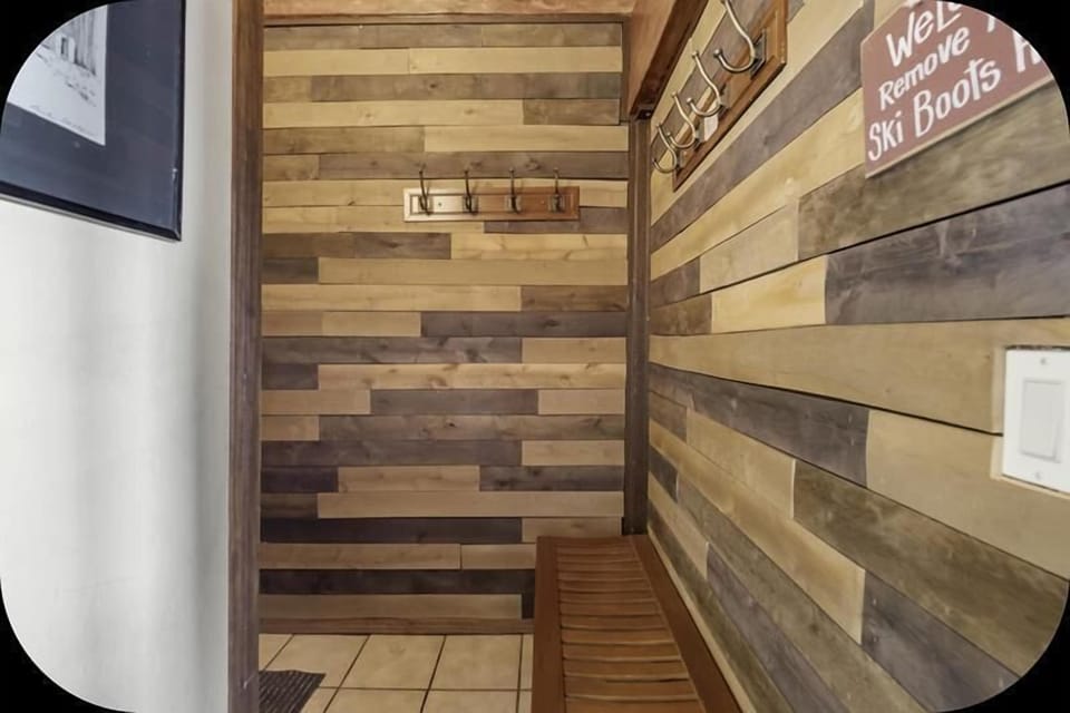 TR 47, entry bench and coat racks.