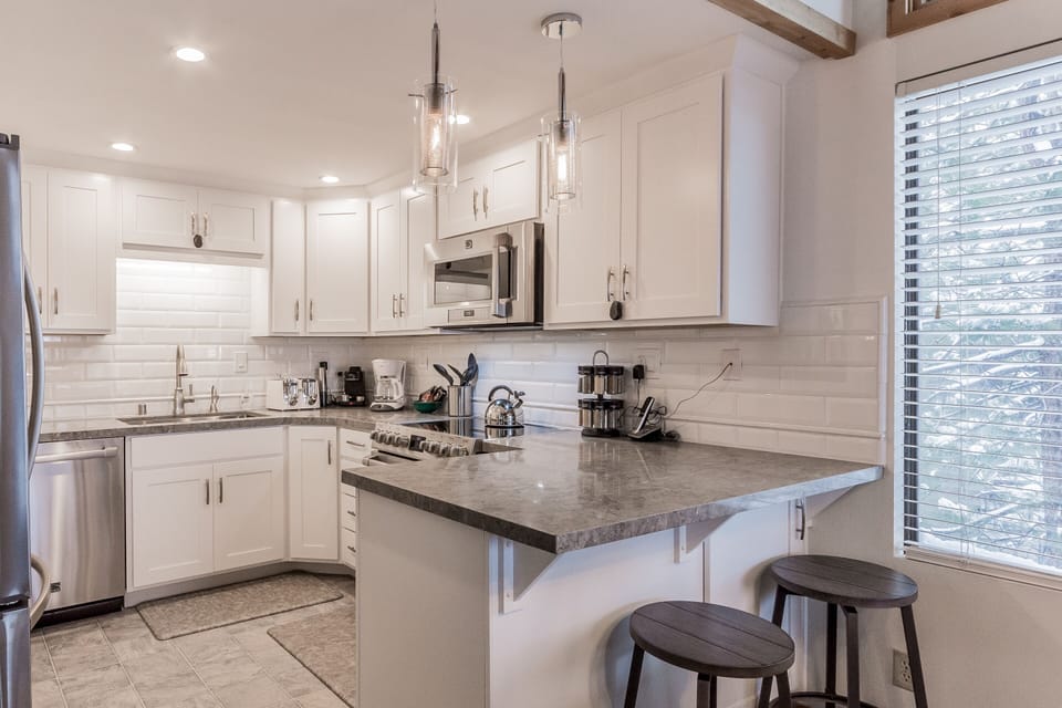 Fully Equipped Kitchen/Fully Updated/Stainless Steel Appliances/Quartz Countertops