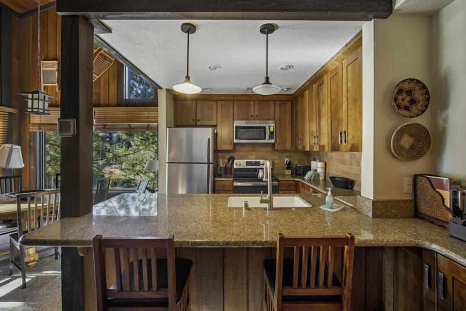 Counter seating for conversing or a kitchen task!