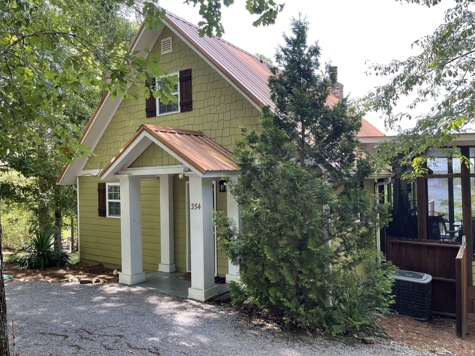 Circular driveway and no steps into house