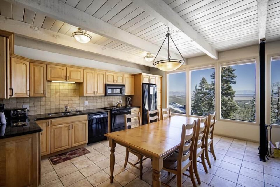 Dreamy kitchen, fully furnished and updated