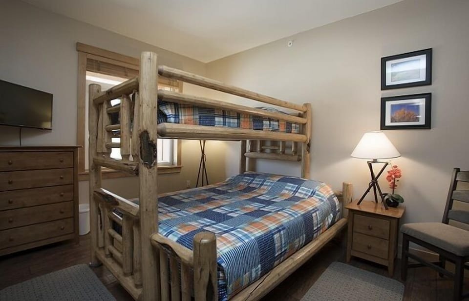 Second bedroom custom bunk beds, room to move