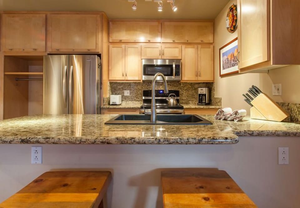 Fully Equipped Kitchen / Kitchen Bar with 2 Stools