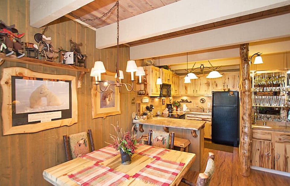 Wet bar off dining area, fully equipped kitchen