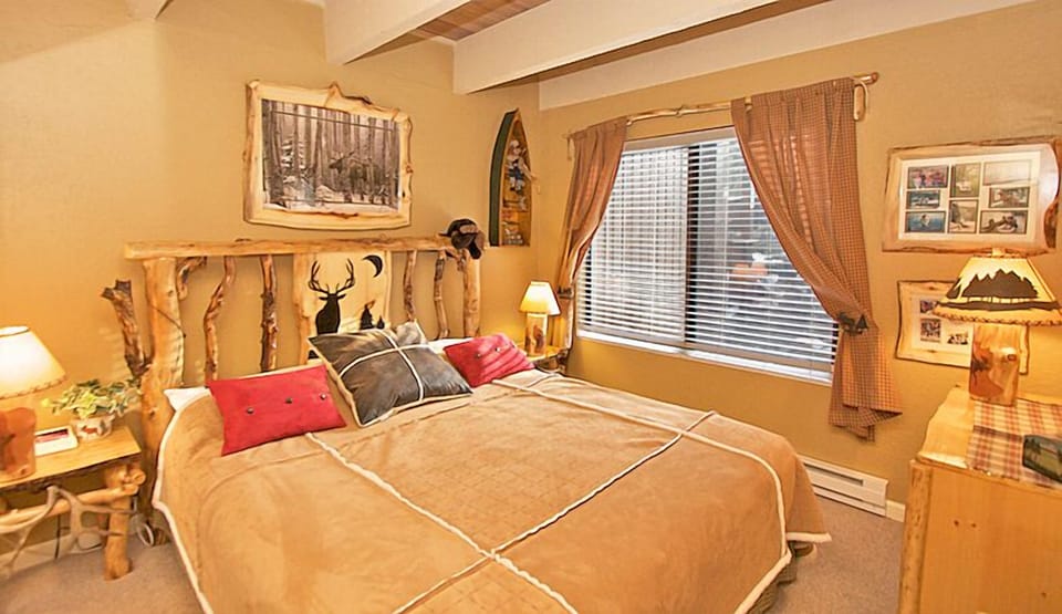 Custom log bedroom furniture and accents