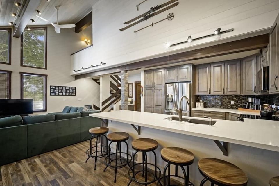 Five counter top stools with great counter space