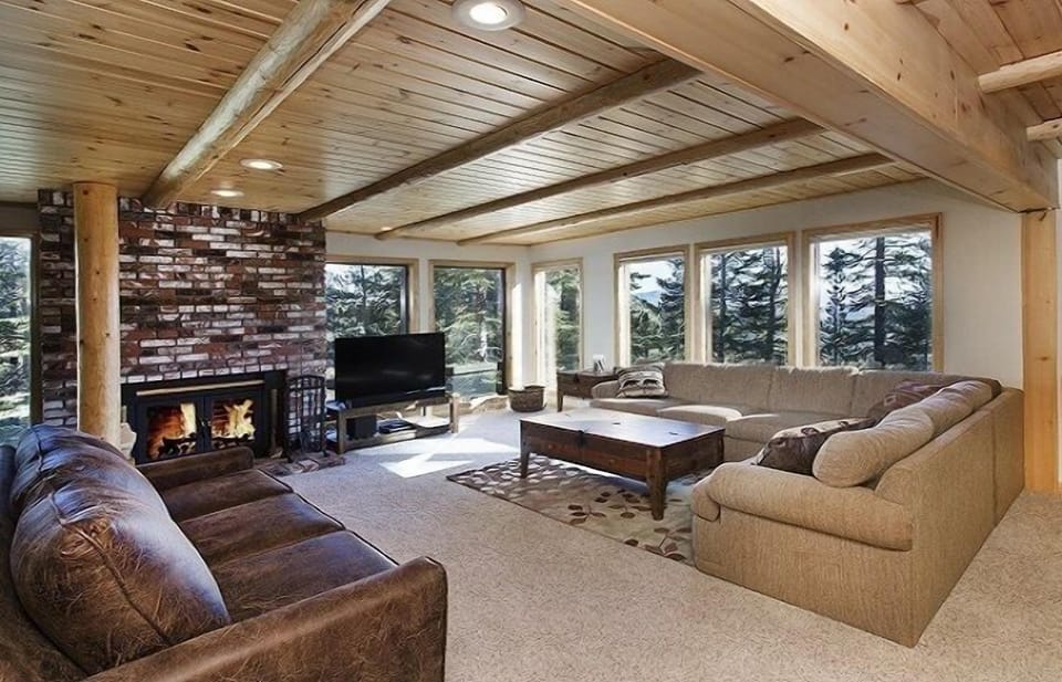 Amazing corner unit surrounded by windows