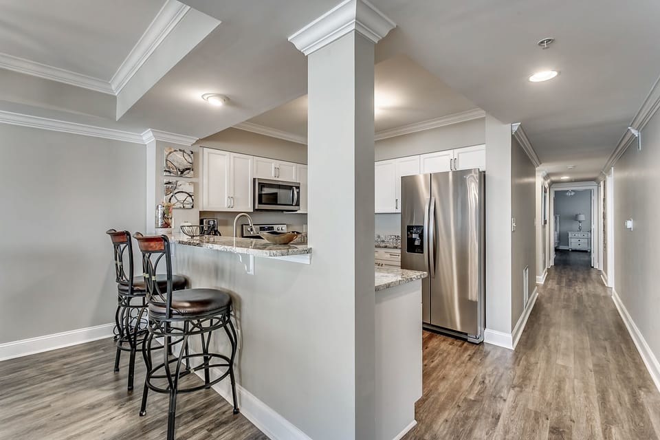 Eat-in kitchen bar seating