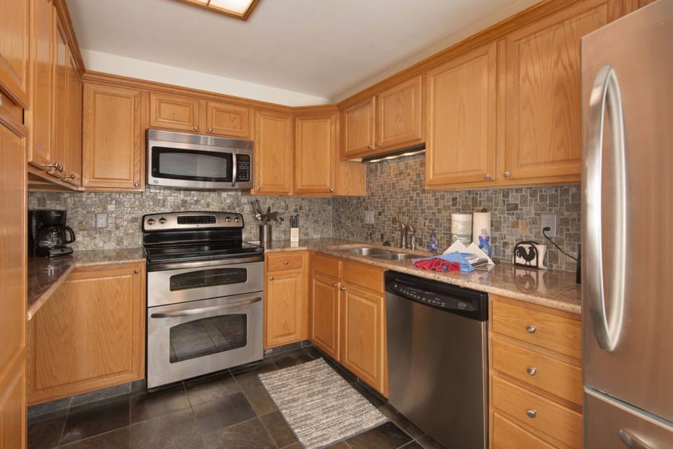 Newly Remodeled Kitchen With Stainless Steel Appliances, Fully Stocked