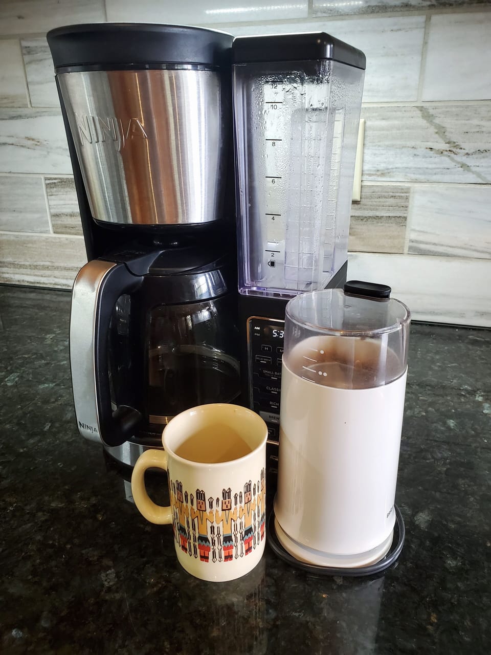 Ninja coffe maker with a coffee grinder.
