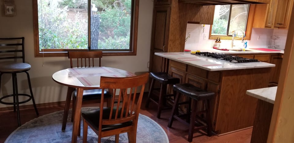 kitchen nook area seats 4