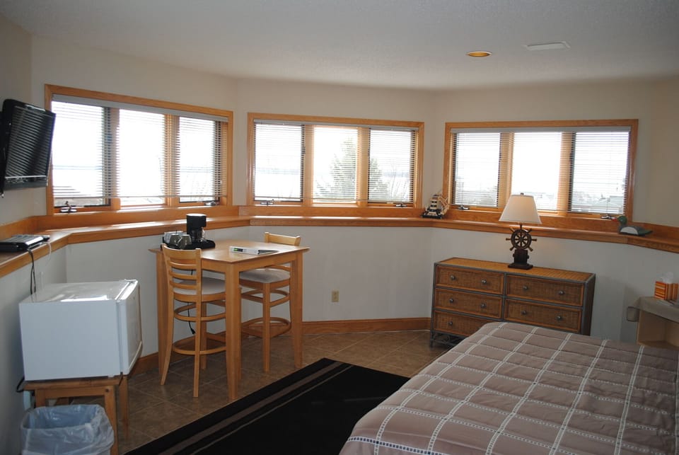 "Crew's Quarters" Lower Level 17 steps, Lake Views! Private Bath, TV, WIFI.