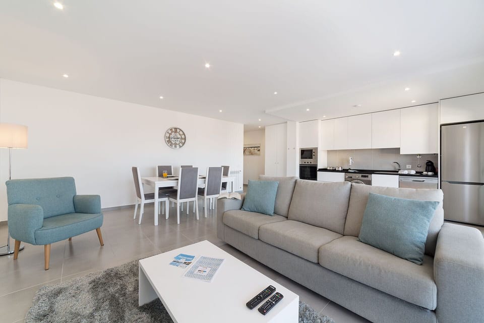 Holiday apartment with 2 bedrooms and two bathrooms, equipped kitchen, wi-fi and cable channels. Has access to a shared swimming pool and a parking space for 1 car. 
This apartament is located in Sítio da Nazaré where you can access the beach through the famous lift.