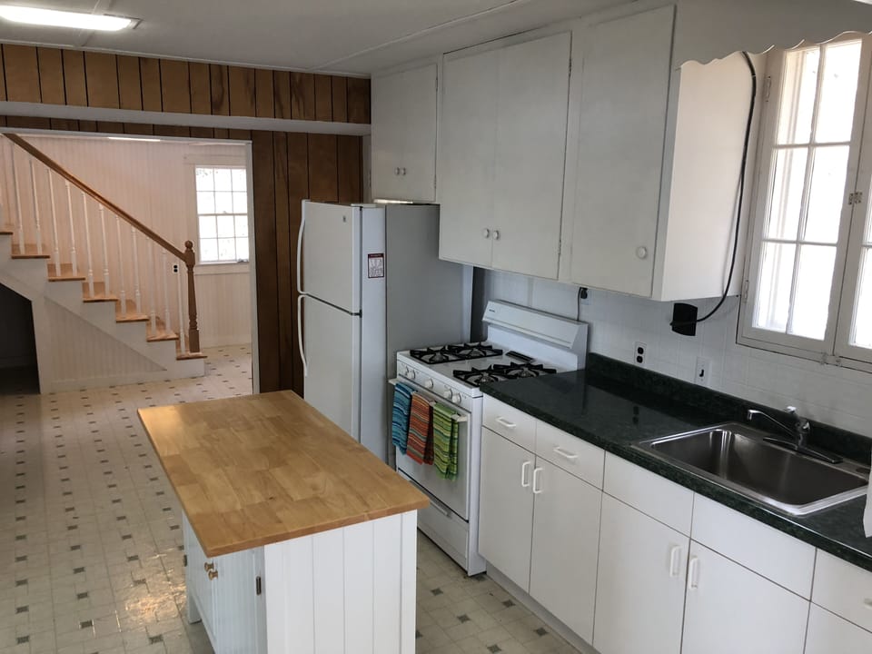 nice, clean kitchen...