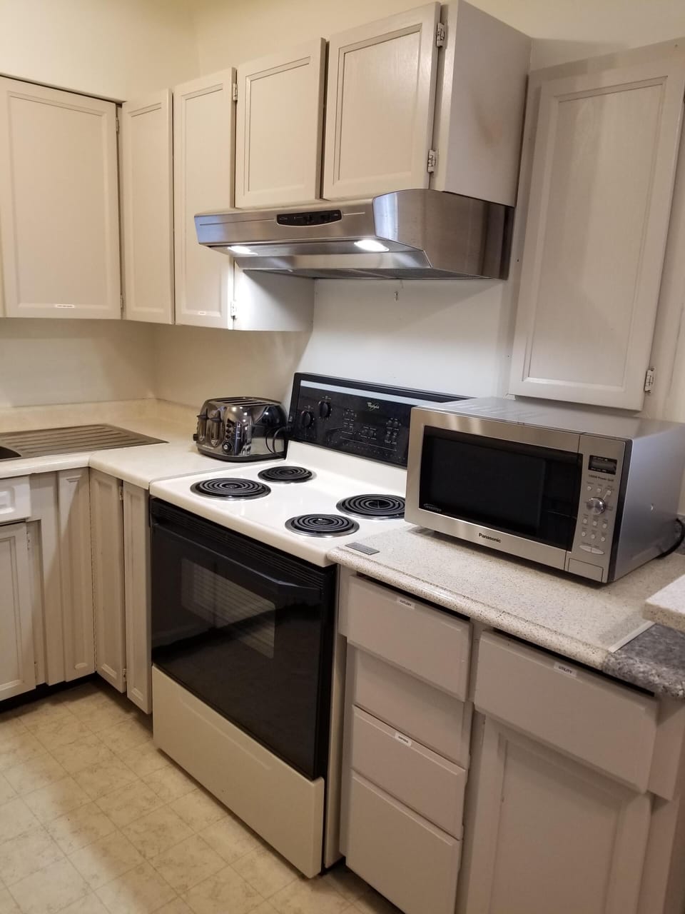 Kitchen w/ New fridge, oven/stove, double toaster, microwave, DW, toaster oven