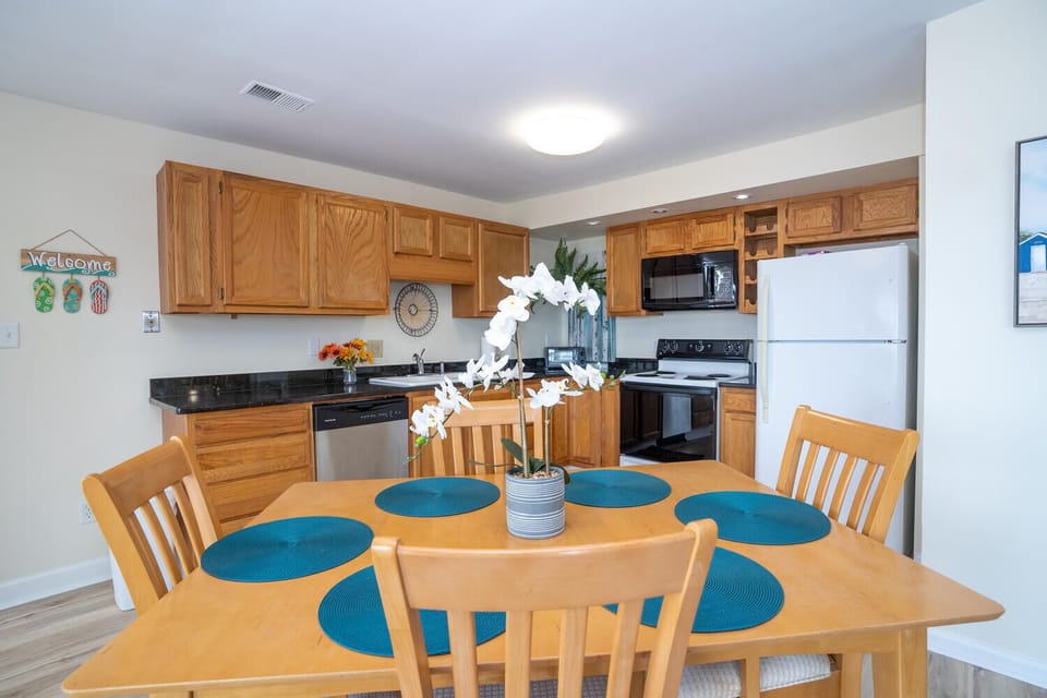 Kitchen, dining area
