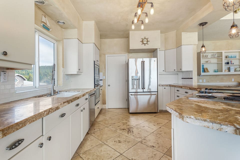 Fully stocked kitchen to watch the waves crash as you prepare a meal! 
