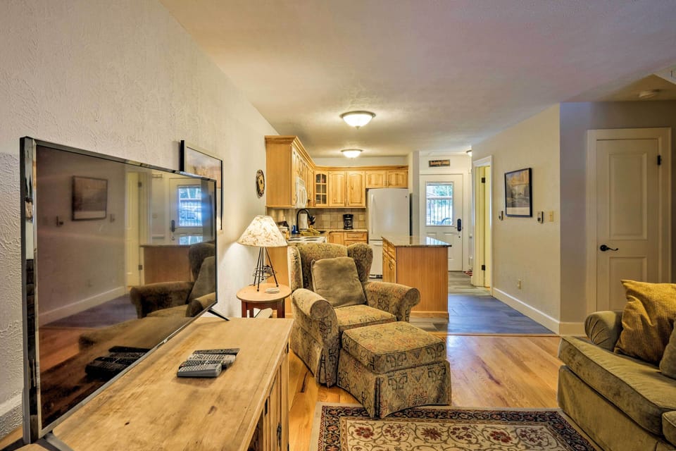 Living Room | Smart TV w/ Cable | Wood-Burning Fireplace