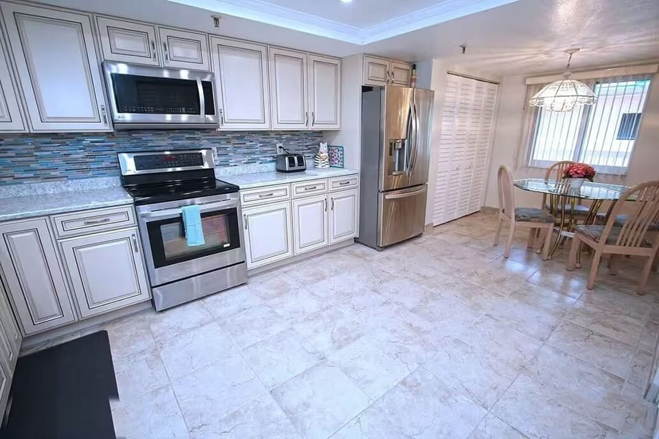 New Renovated Kitchen with High End Appliances!