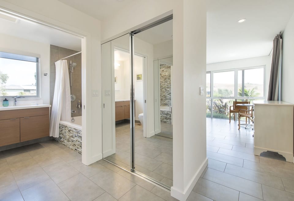 downstairs bedroom en suite foyer and bath