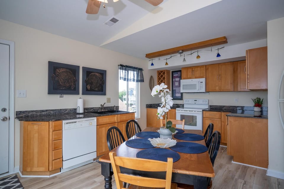 Kitchen & dining area