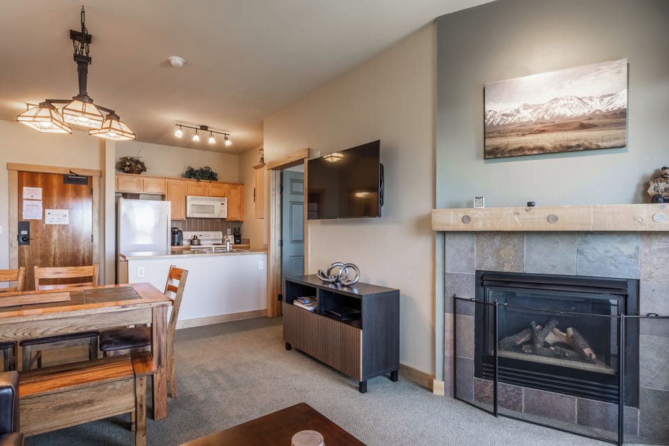 Living Room - Flatscreen TV, Dining Table for 6, Fireplace(Gas)