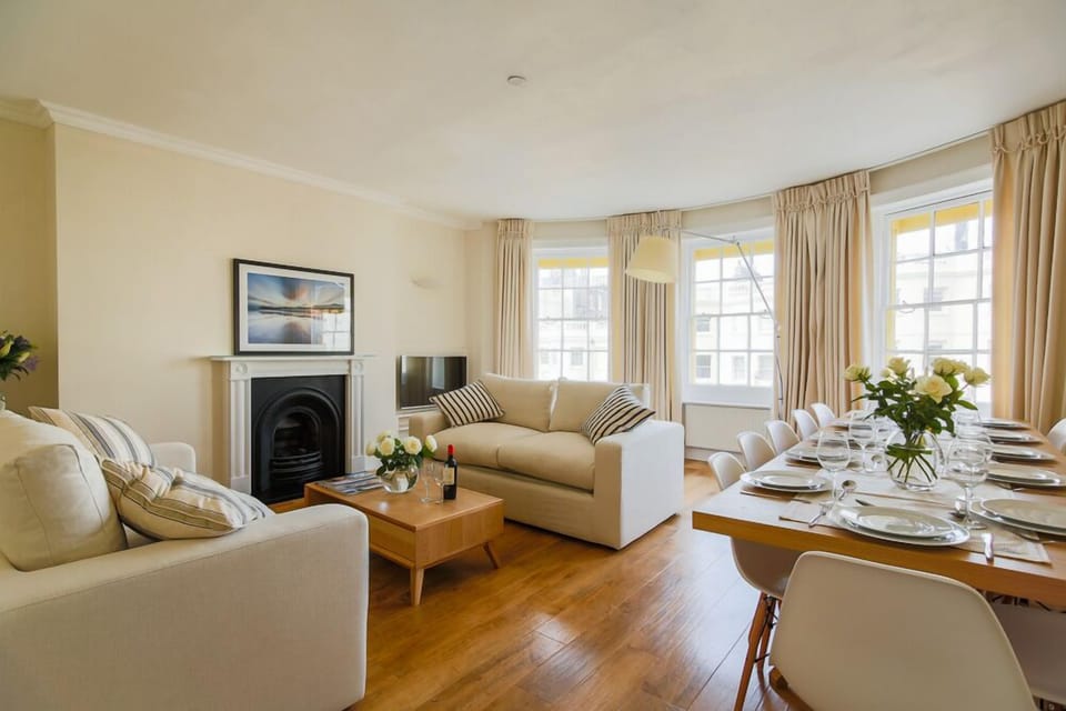 Living area with dining for 12