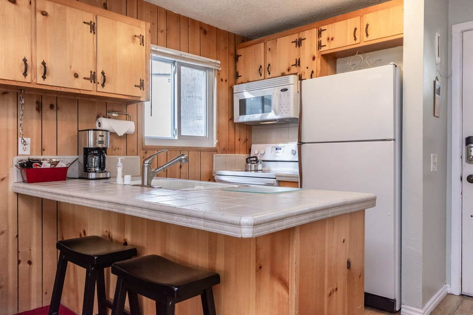 Fully Equipped Kitchen / Kitchen Bar with 3 Stools