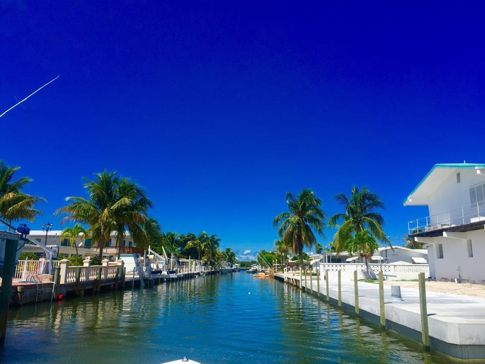 The water way is deep enough for large boats to pass through with no trouble. 