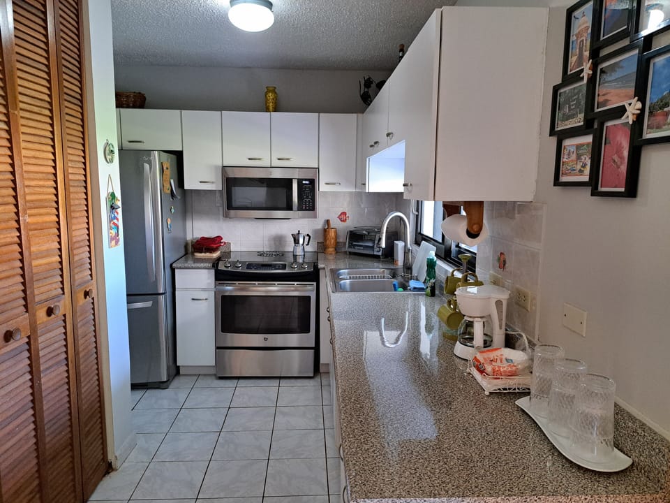 Fully equipped kitchen--fridge & freezer w/ice maker, ceramic top electric stove