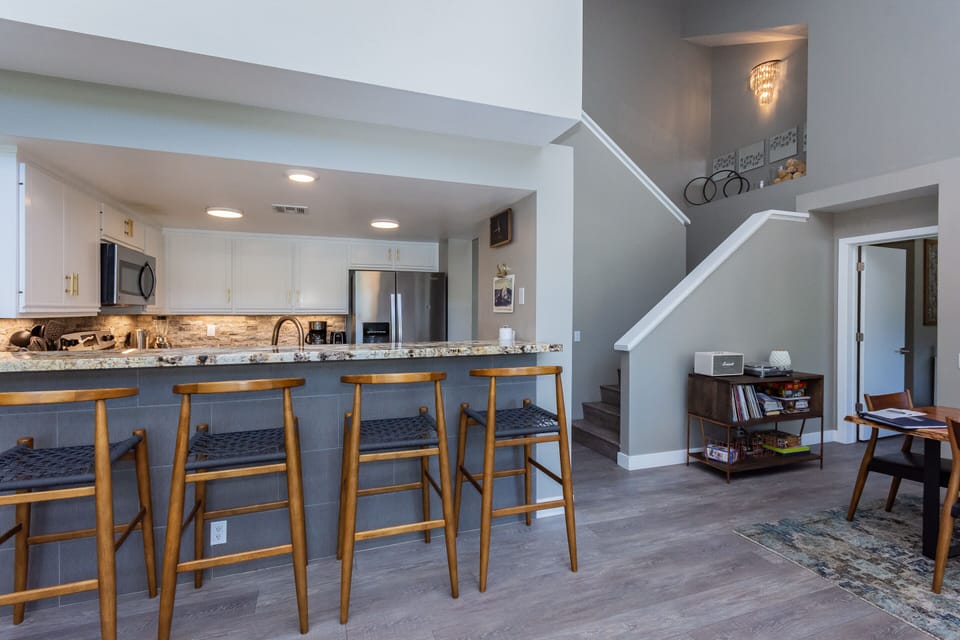 Fully Equipped Kitchen / Kitchen Bar with 4 Stools
