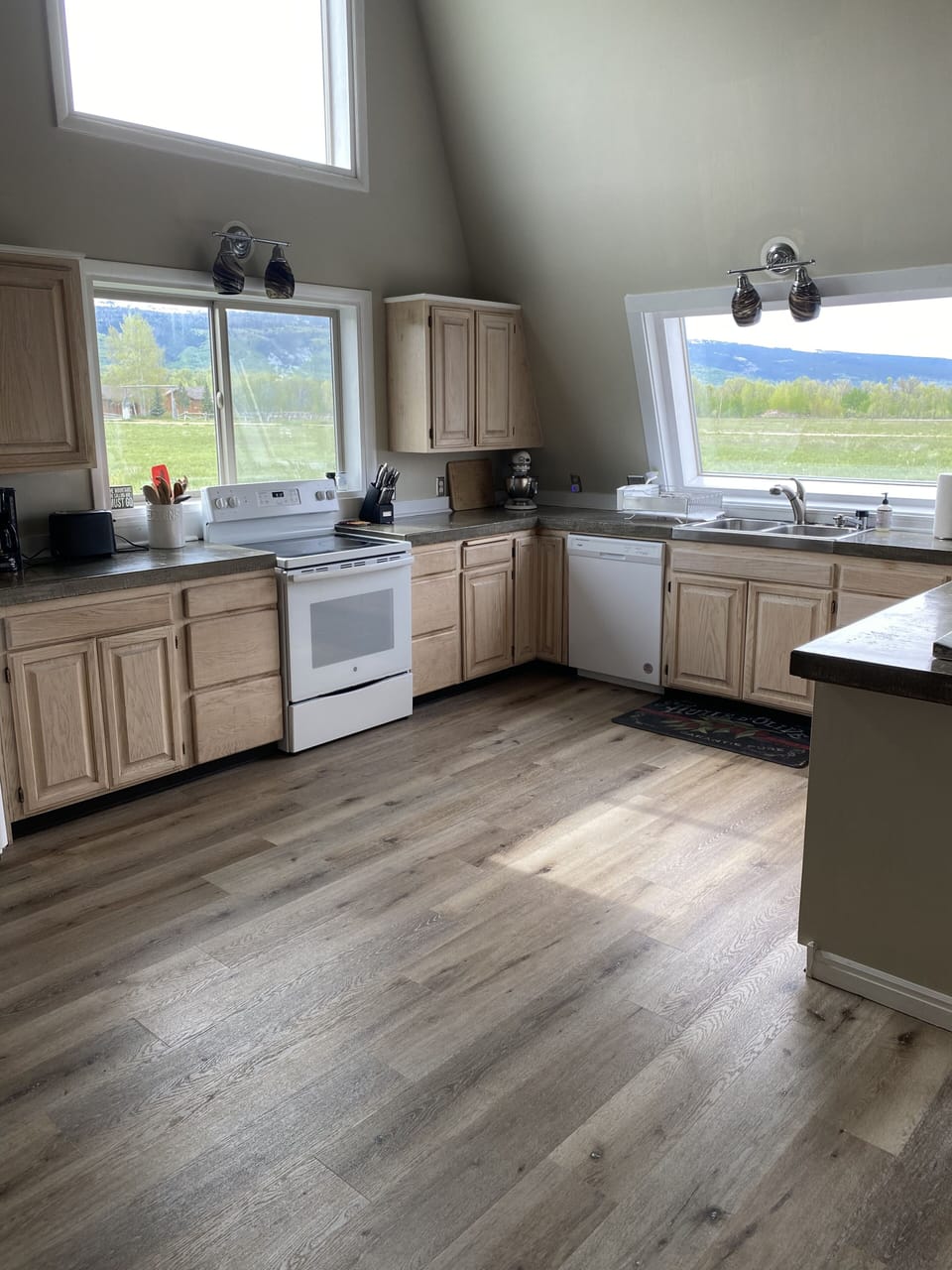 Spacious kitchen, with beautiful views!