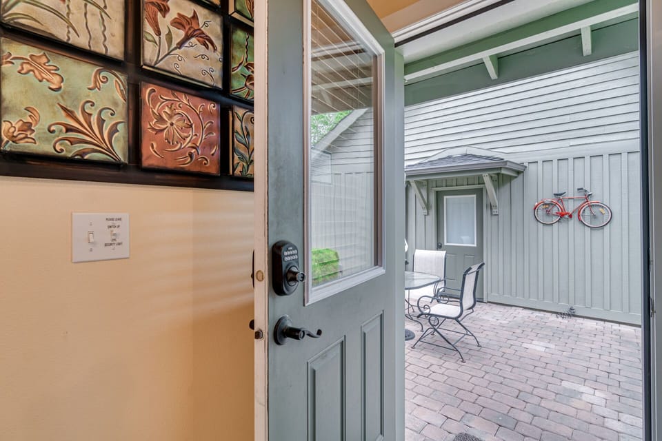 Private Patio & Garage Digital Entry for Bikes Etc. & BBQ with Prior Request