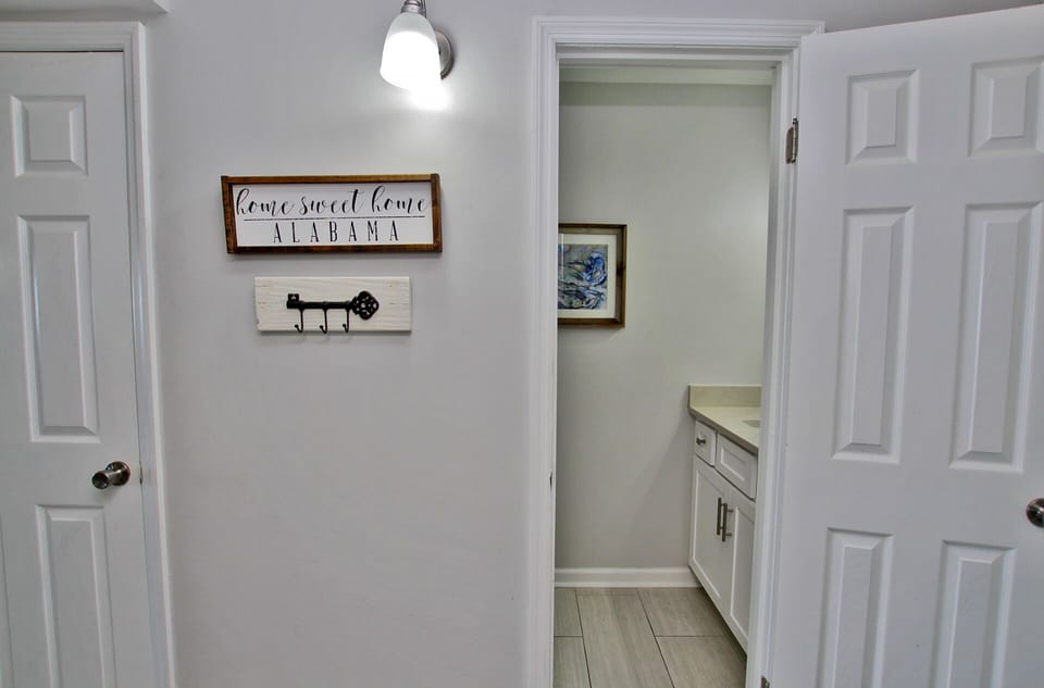 4 - 1st Floor Half Bath (1)