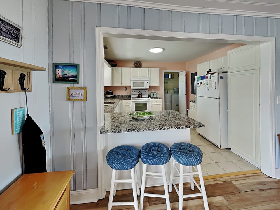 Breakfast Bar - Seating for 3