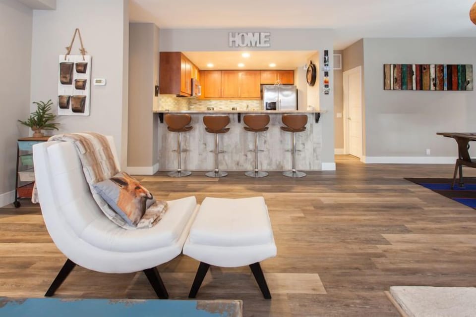 Living Room / Fully Equipped Kitchen with 4 Bar Stools